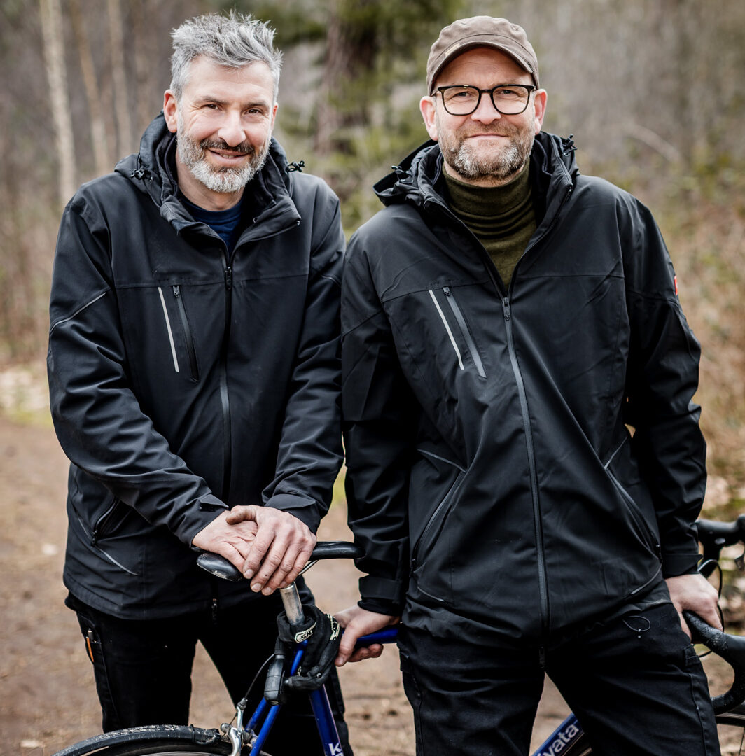 Oprichters van Vélo Vonk staan met fiets in de natuur en delen hun passie voor fietsonderhoud in Kapellen
